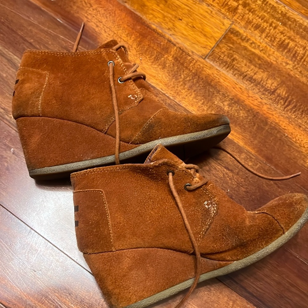 Burnt sienna side tons. Wedge booties